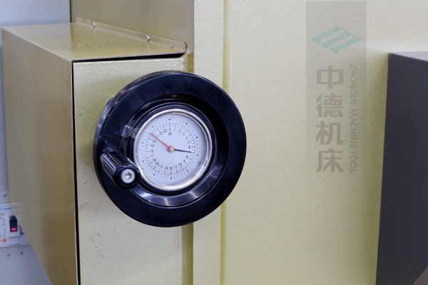 ZDG-632刀片間隙調(diào)節(jié)裝置，設(shè)置在機(jī)架前面，并有刻度顯示，調(diào)節(jié)方便.jpg