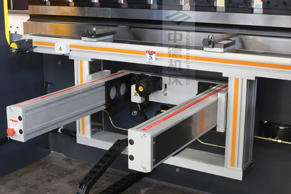 ZDPE8025-4+1軸全封套加強(qiáng)型鋁合金后檔料系統(tǒng)，內(nèi)有成套滾珠絲桿和直線導(dǎo)軌，精度高速度快噪音低.jpg