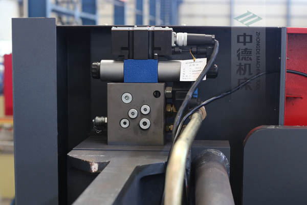 ZDPE8025采用進(jìn)口液壓系統(tǒng)，穩(wěn)定無故障，耐高溫高壓，持久工作精度高.jpg